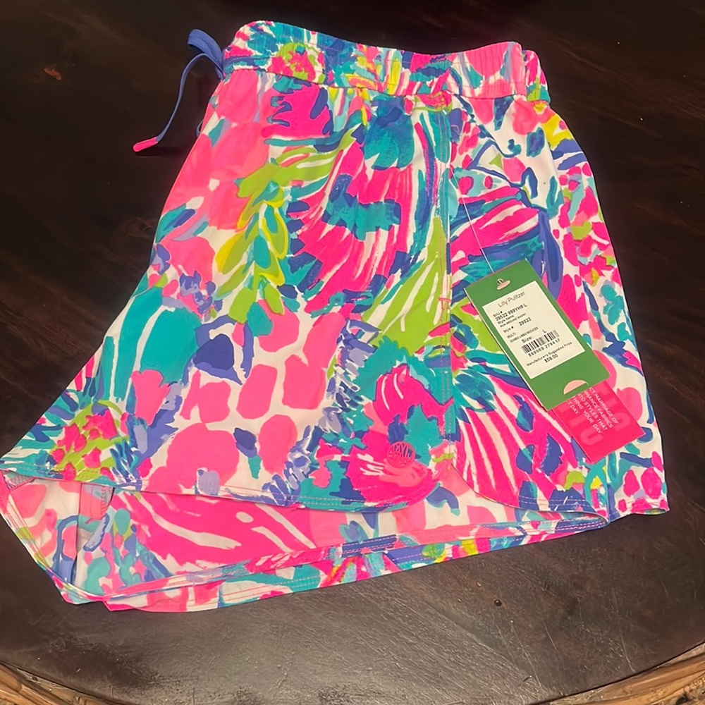 Lilly Pulitzer run around short. Size large.